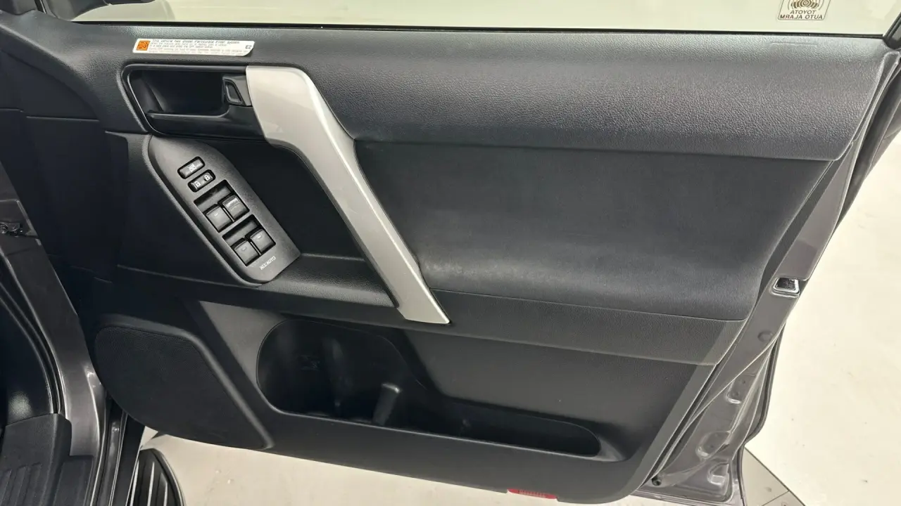 2018 Toyota Landcruiser Prado Gallery Image 16