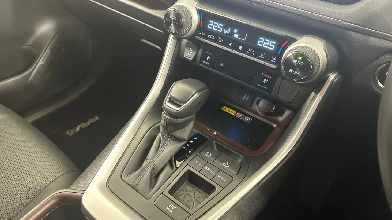 2024 Toyota RAV4 Gallery Image 17
