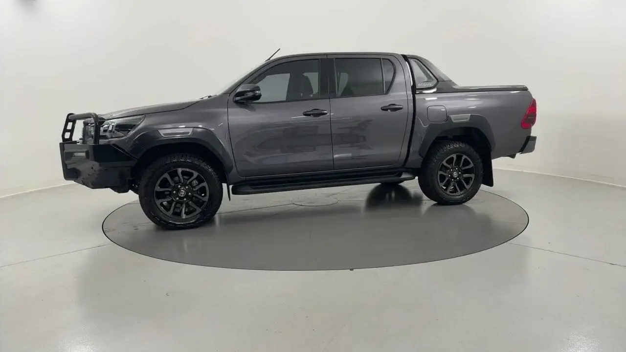2021 Toyota Hilux Gallery Image 2