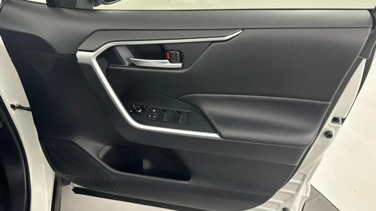 2021 Toyota RAV4 Gallery Image 17