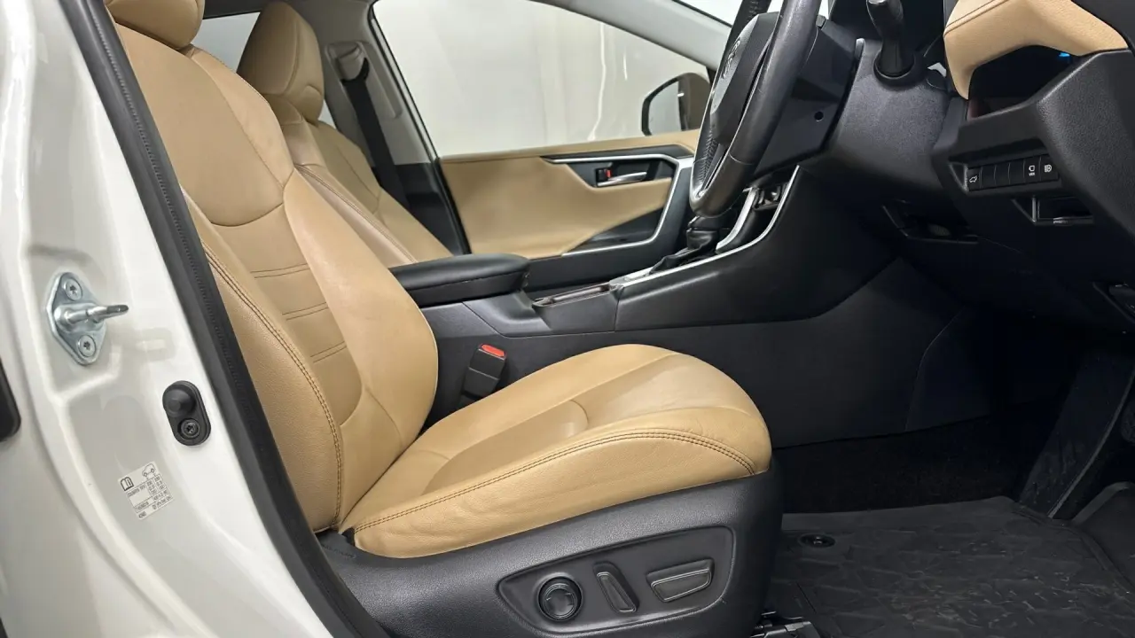 2020 Toyota RAV4 Gallery Image 15