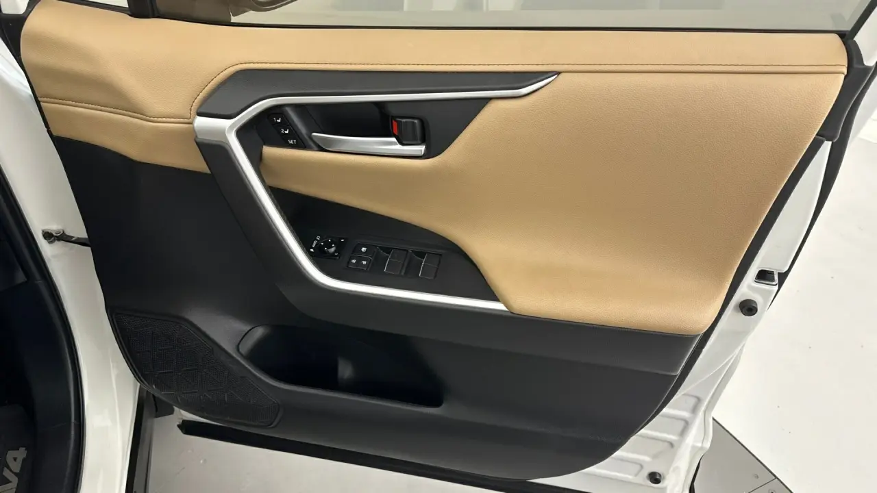 2020 Toyota RAV4 Gallery Image 17