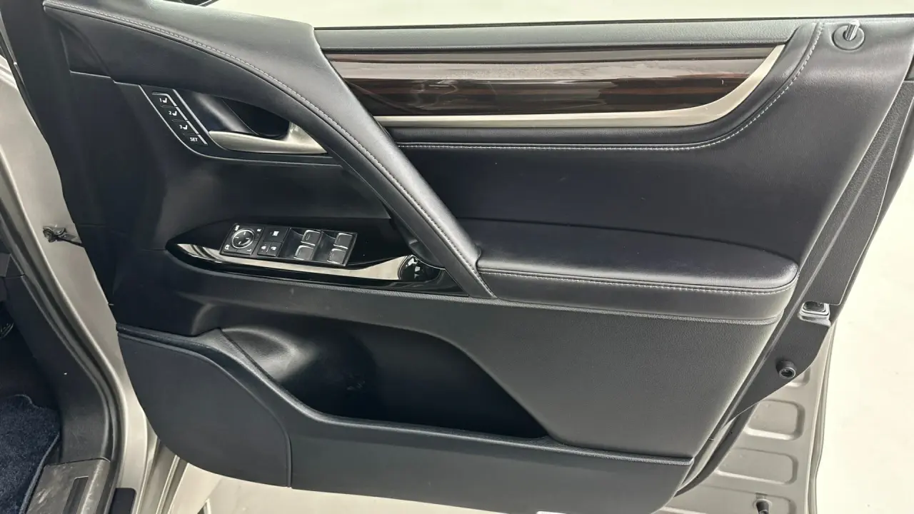 2020 Lexus LX450D Gallery Image 18