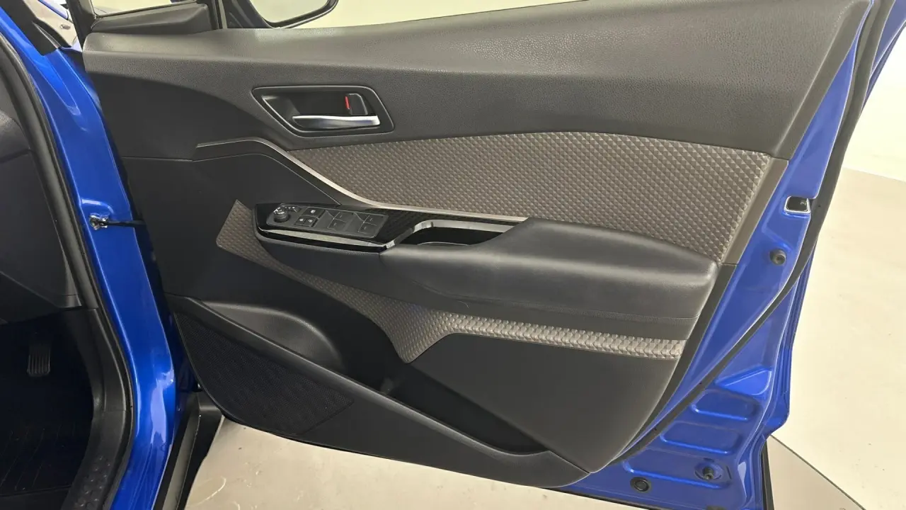 2021 Toyota C-HR Gallery Image 17