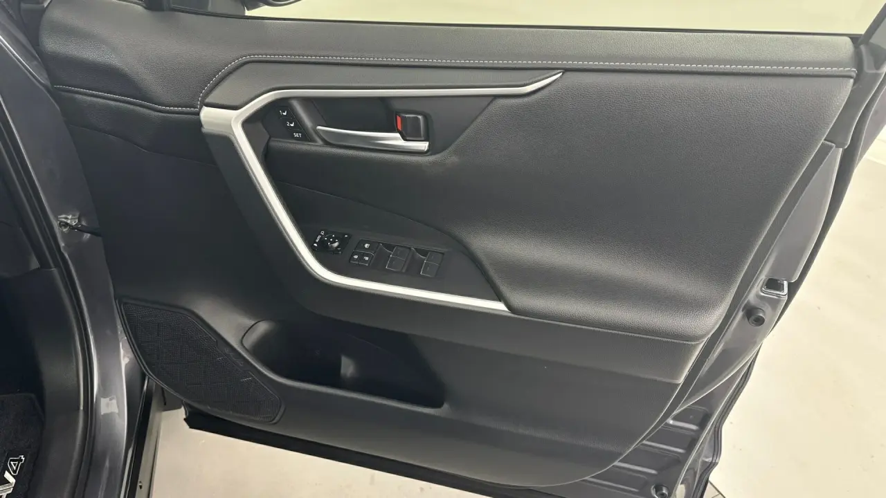 2024 Toyota RAV4 Gallery Image 17