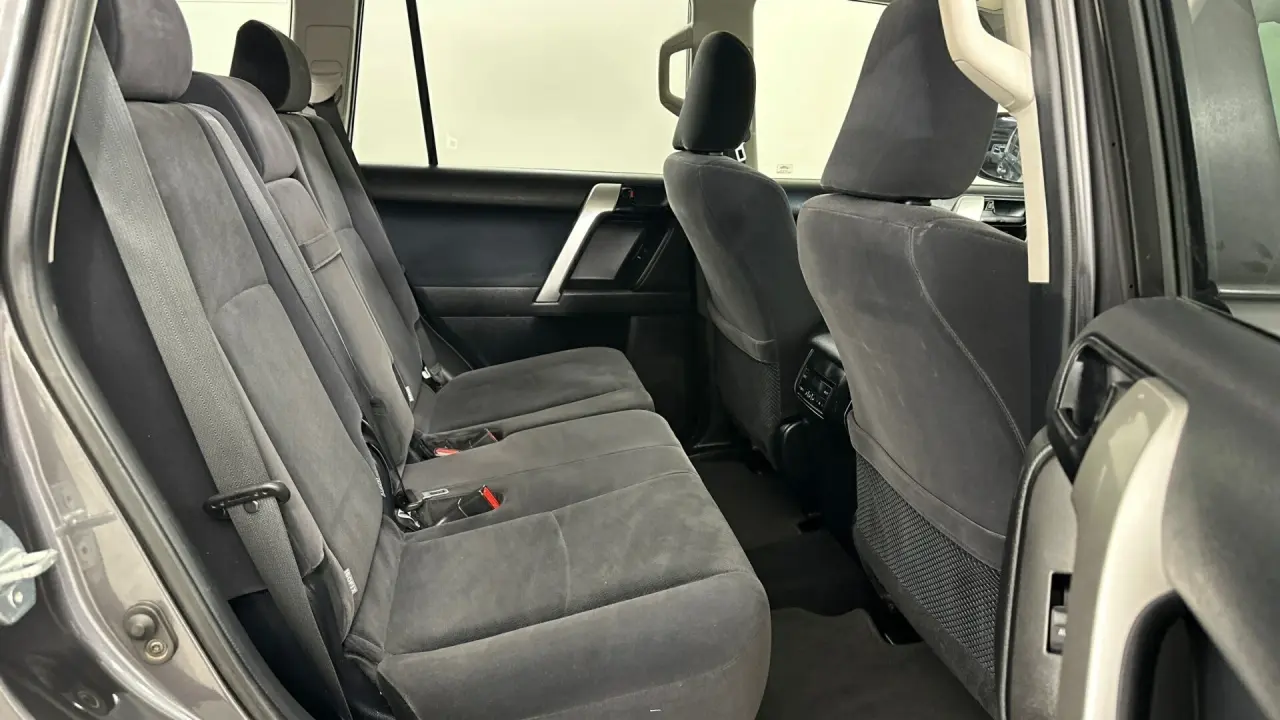 2017 Toyota Landcruiser Prado Gallery Image 17