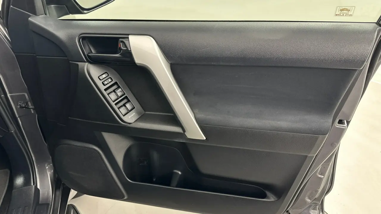 2017 Toyota Landcruiser Prado Gallery Image 19