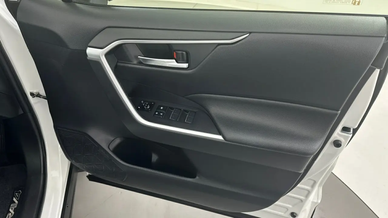 2022 Toyota RAV4 Gallery Image 16