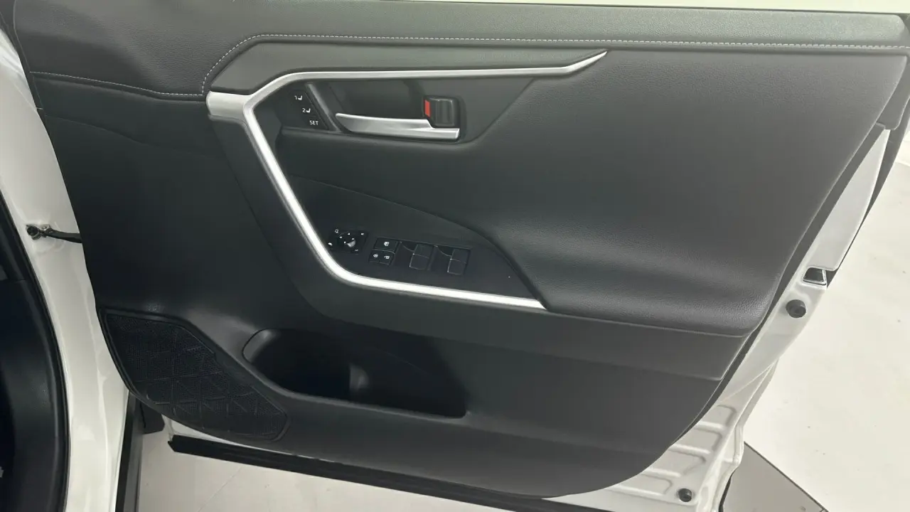 2020 Toyota RAV4 Gallery Image 17