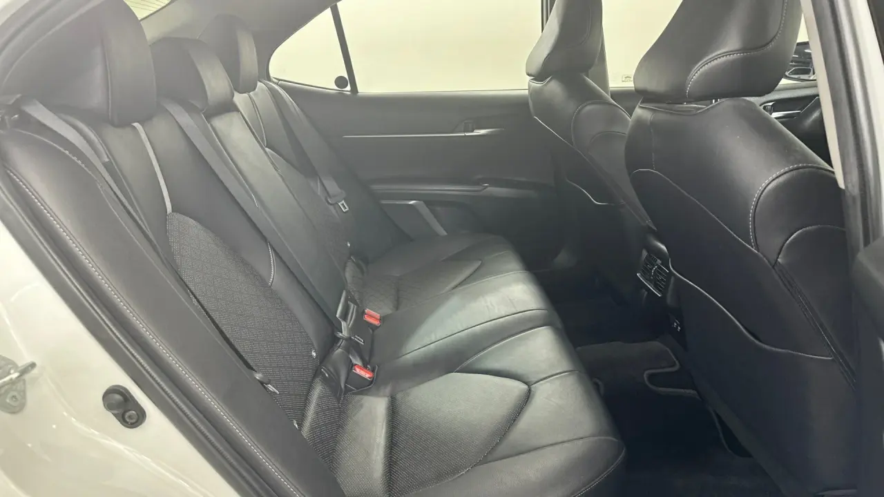 2018 Toyota Camry Gallery Image 16