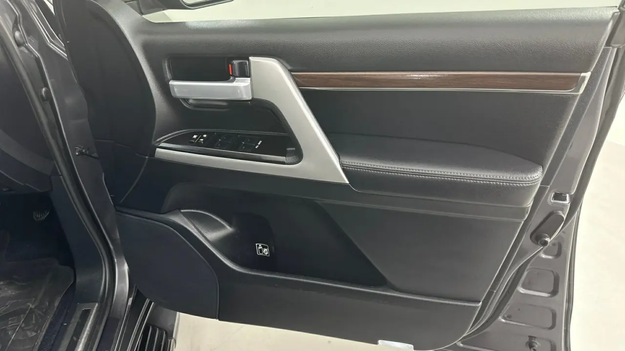 2018 Toyota Landcruiser Gallery Image 18