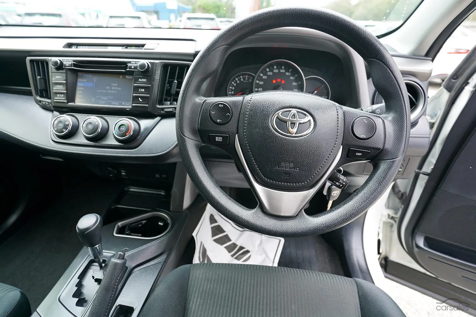 2017 Toyota RAV4 Image 16