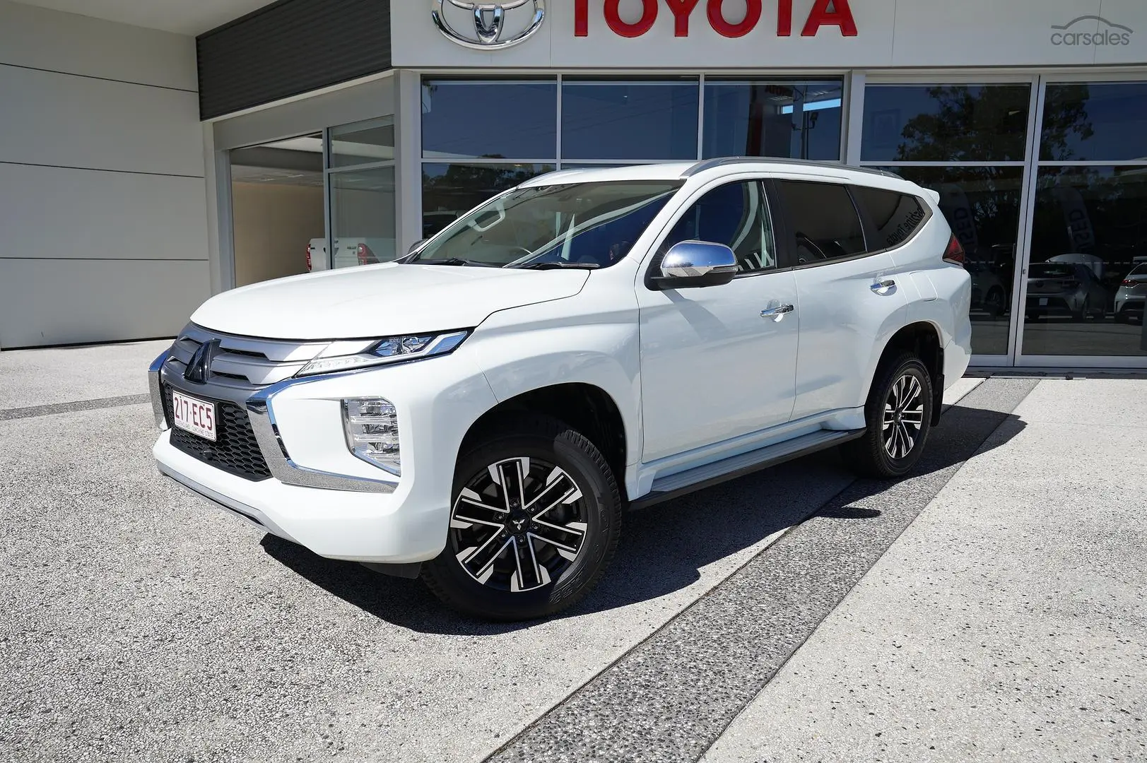 2022 Mitsubishi Pajero Sport Image 1