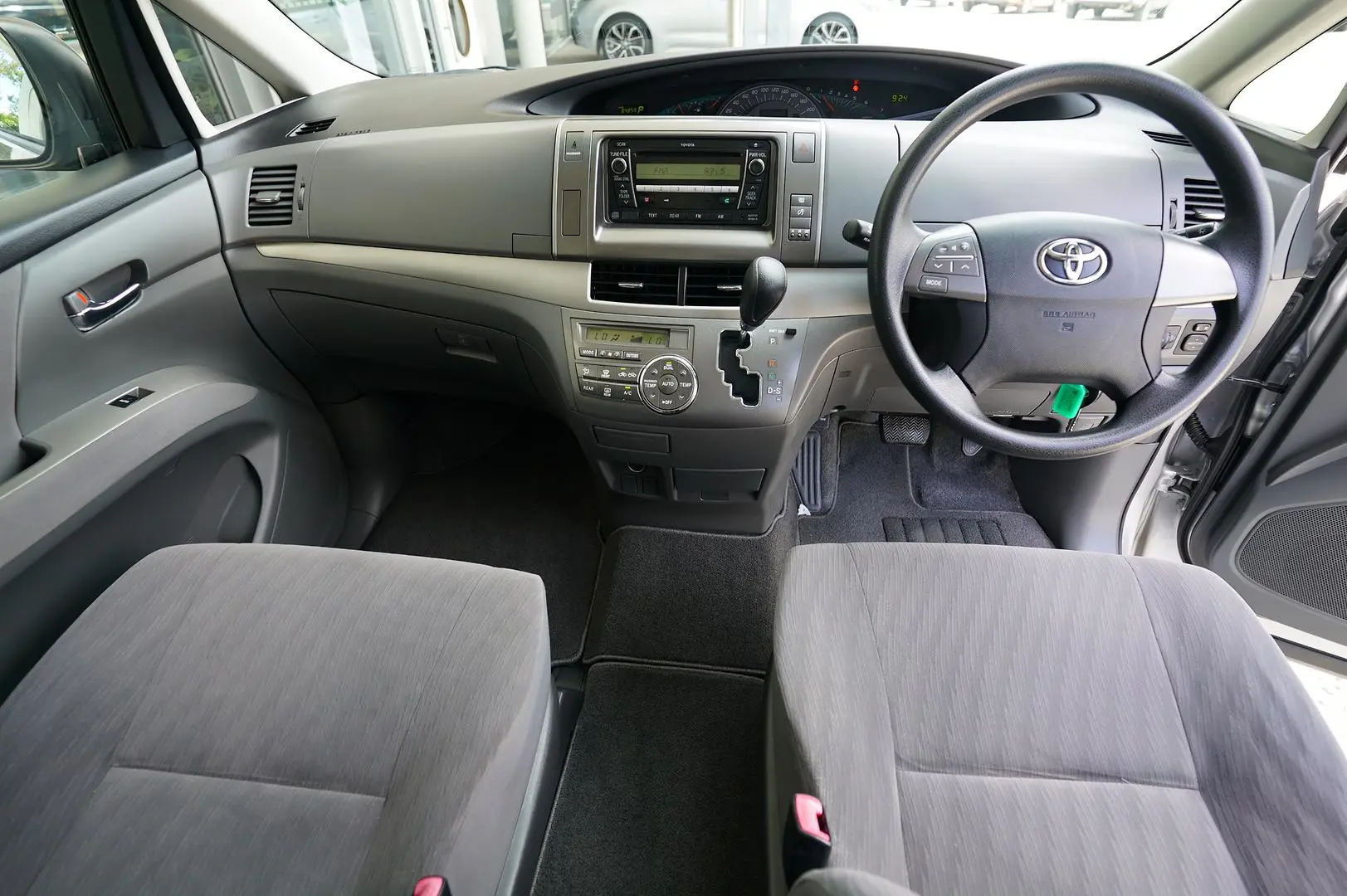 2012 Toyota Tarago Gallery Image 16