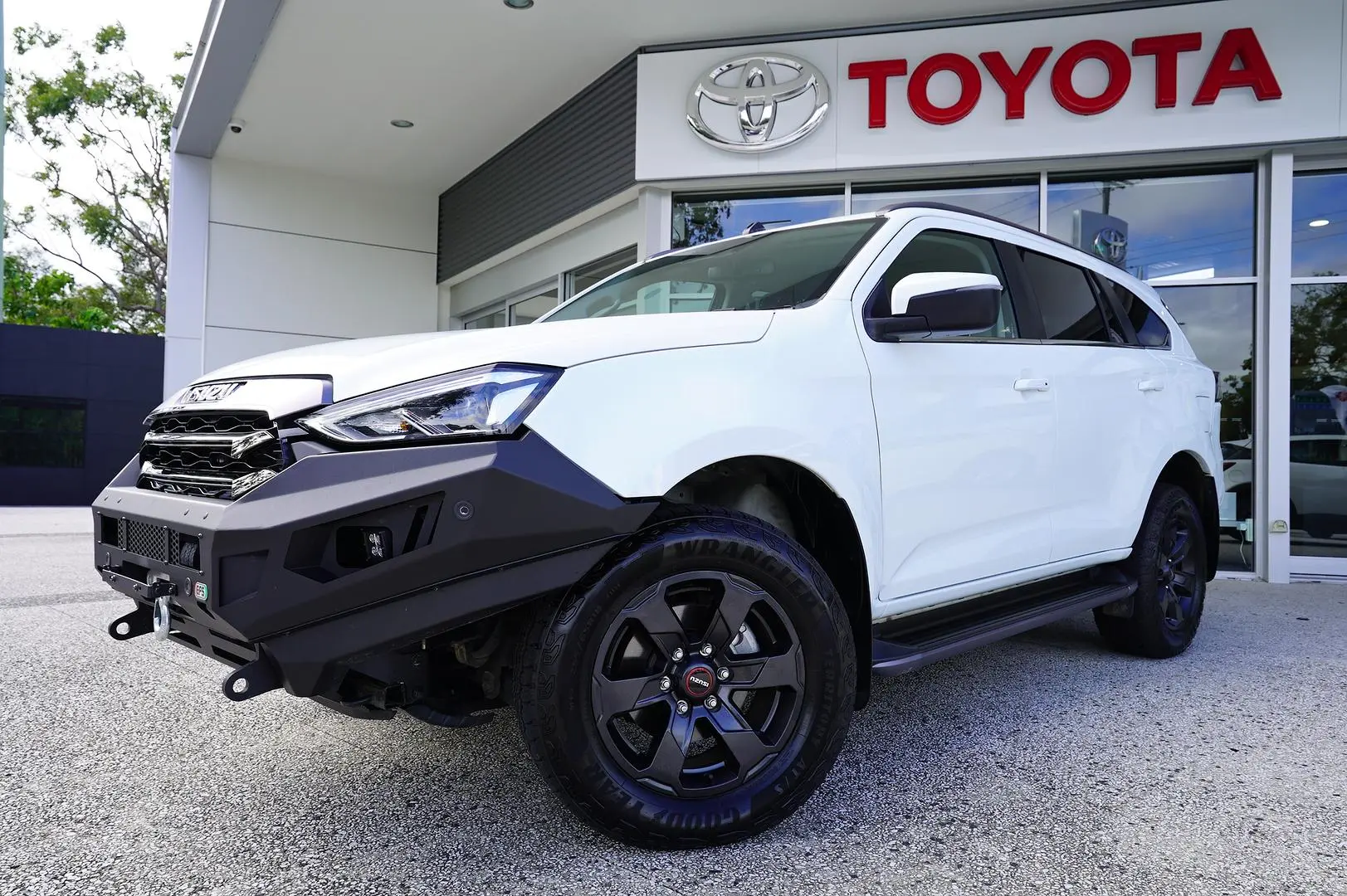 2023 Isuzu MU-X Gallery Image 1