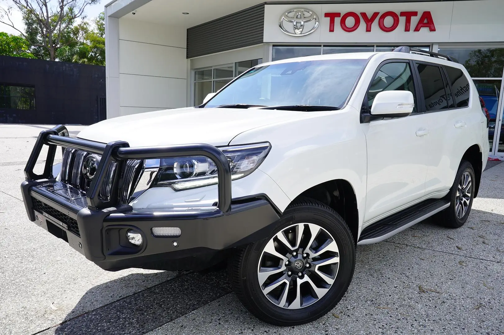 2023 Toyota Landcruiser Prado Image 3