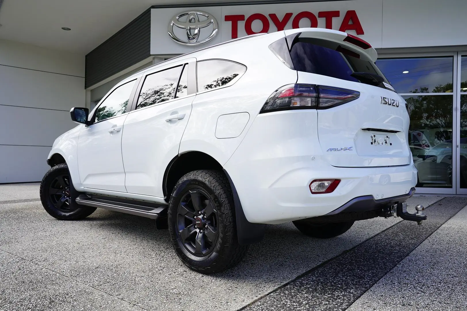 2016 Toyota Hilux Gallery Image 4