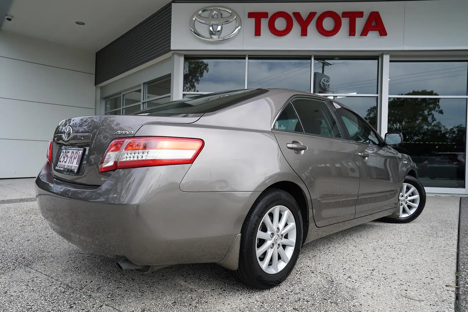 2011 Toyota Camry Gallery Image 6