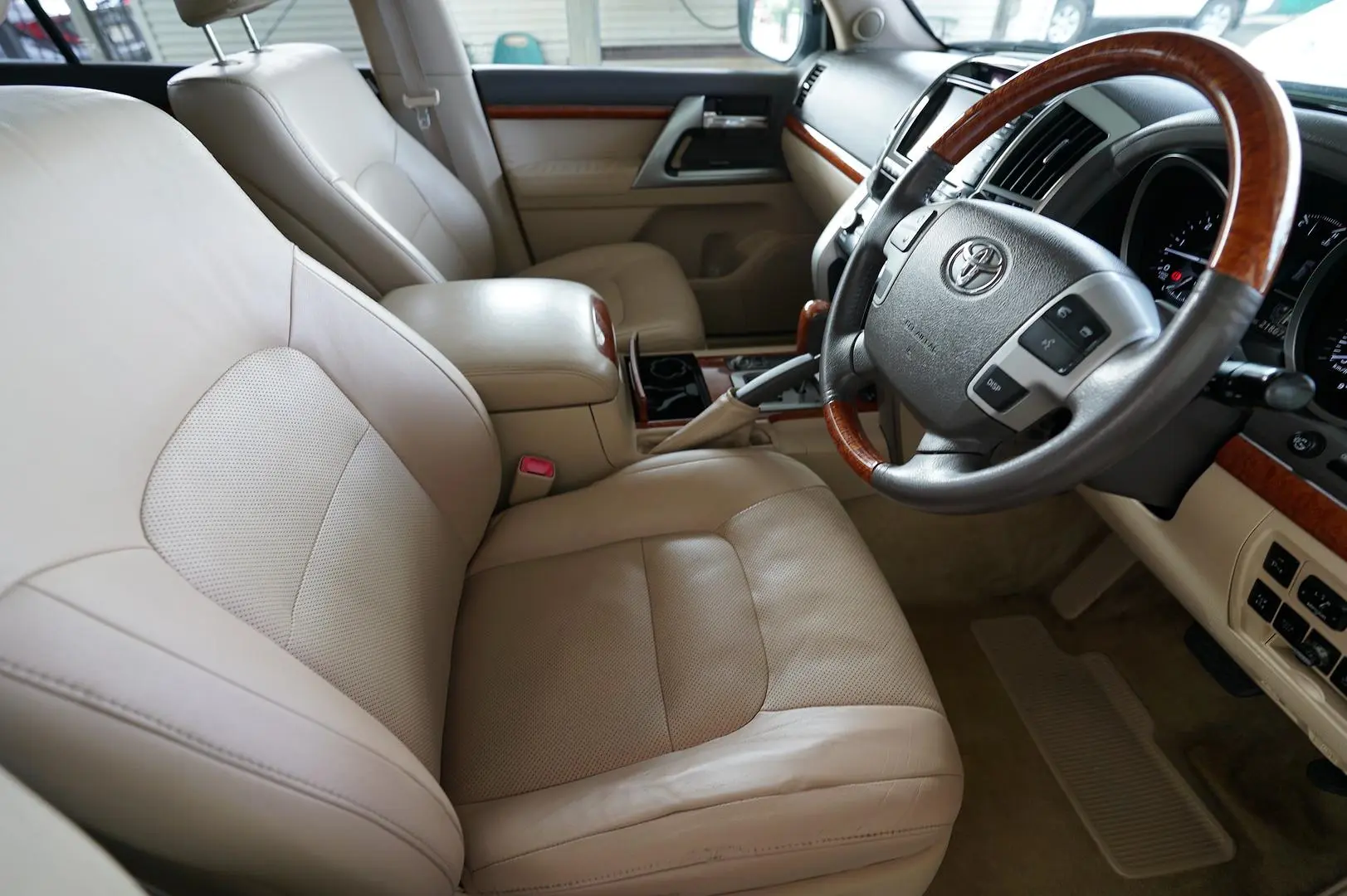 2013 Toyota Landcruiser Gallery Image 11