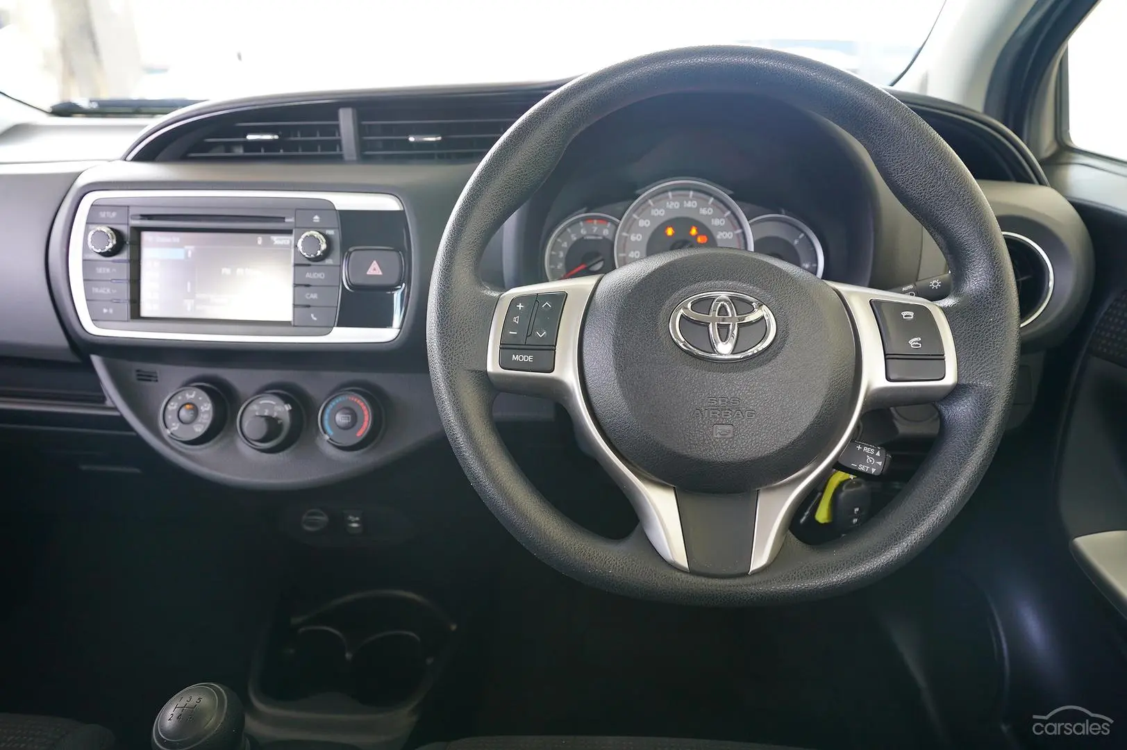 2015 Toyota Yaris Image 17