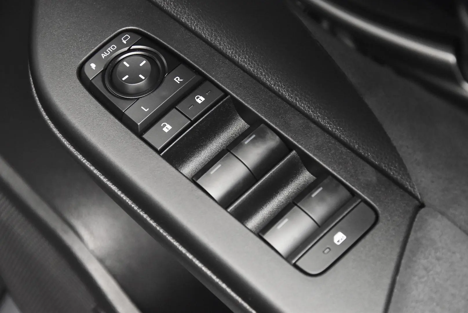 2024 Toyota C-HR Gallery Image 10