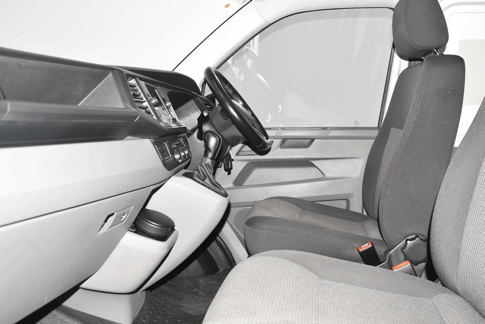 2021 Volkswagen Transporter Gallery Image 17