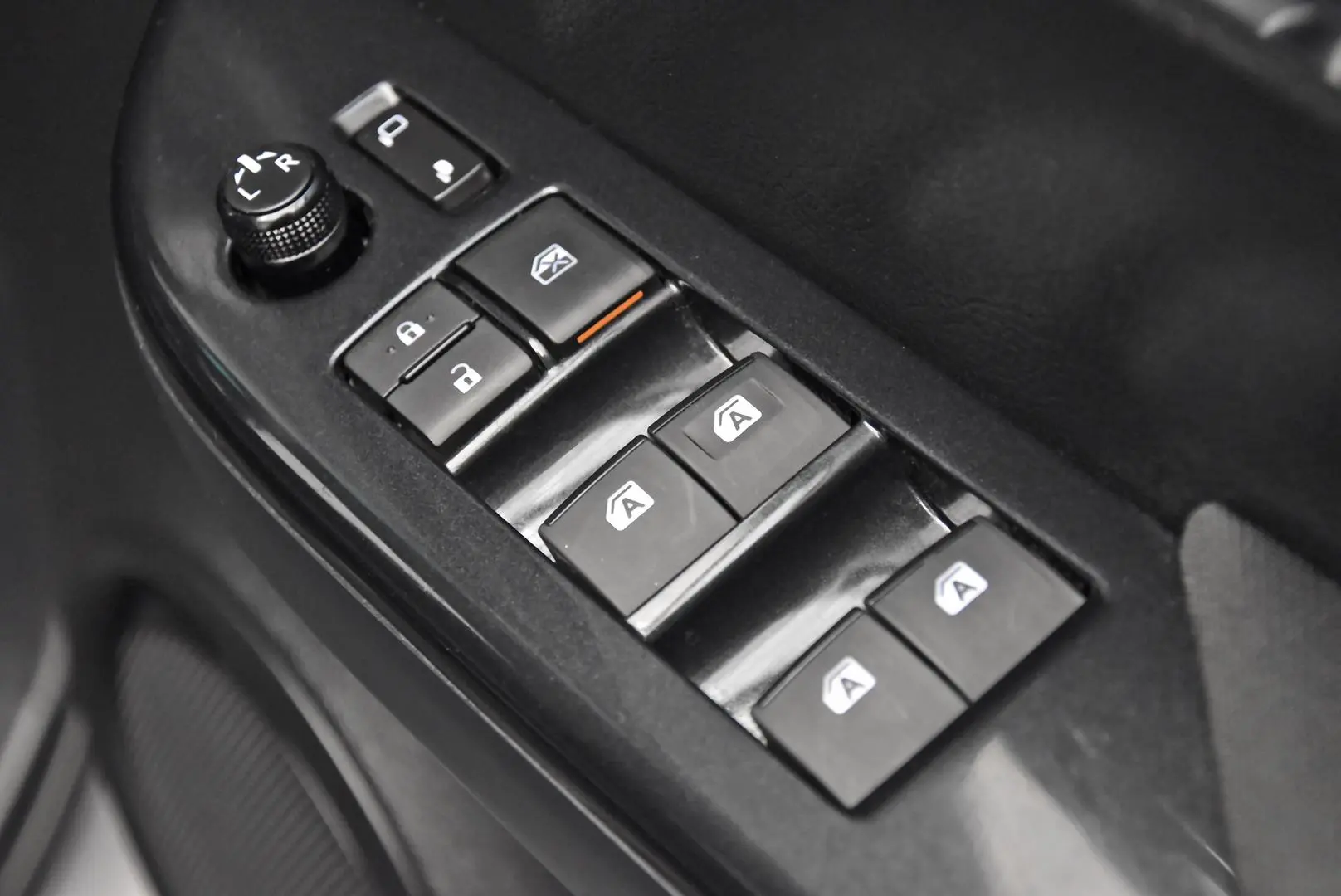 2024 Toyota Hilux Gallery Image 9