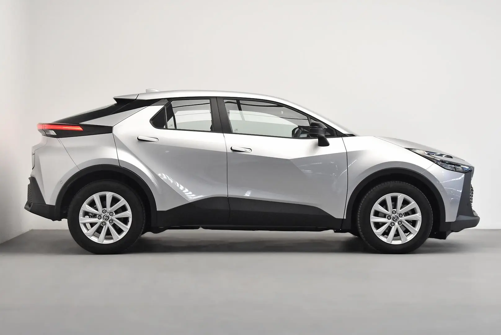 2025 Toyota C-HR Gallery Image 3