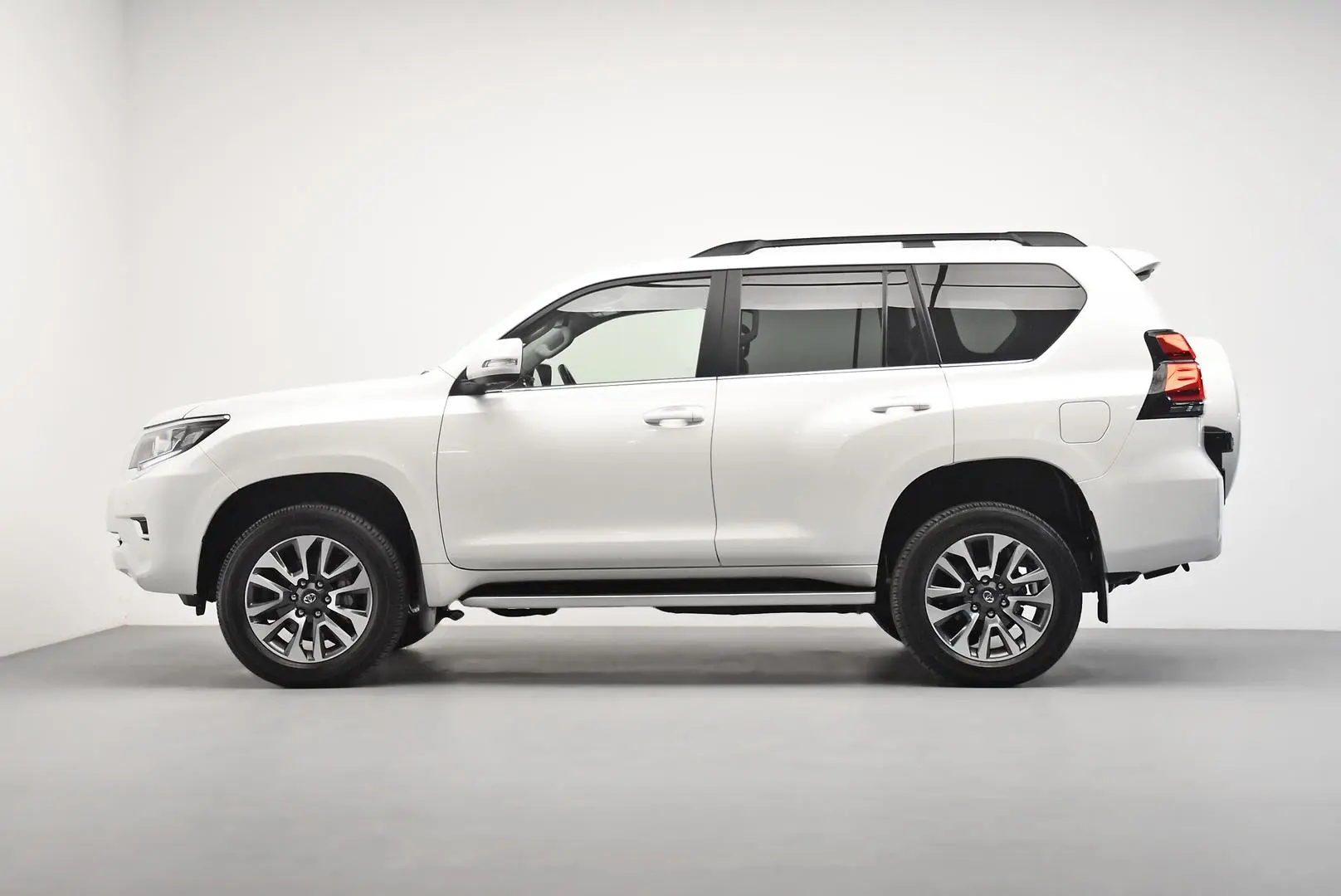 2023 Toyota Landcruiser Prado Gallery Image 4