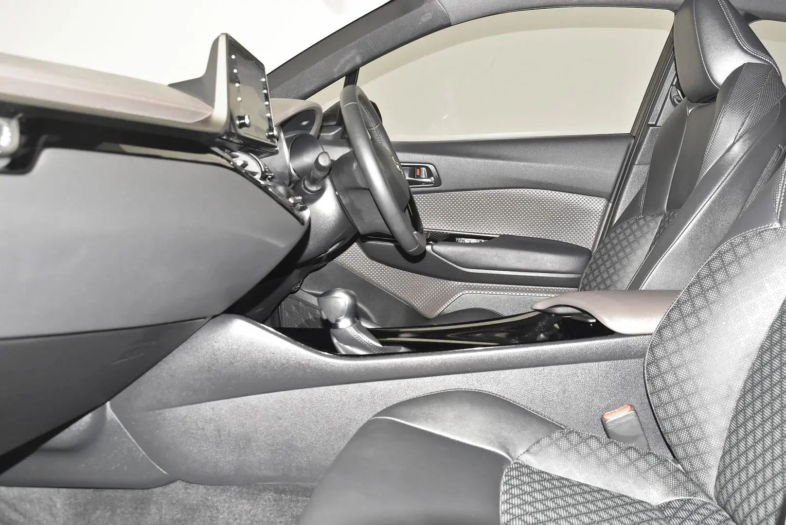 2023 Toyota C-HR Gallery Image 18