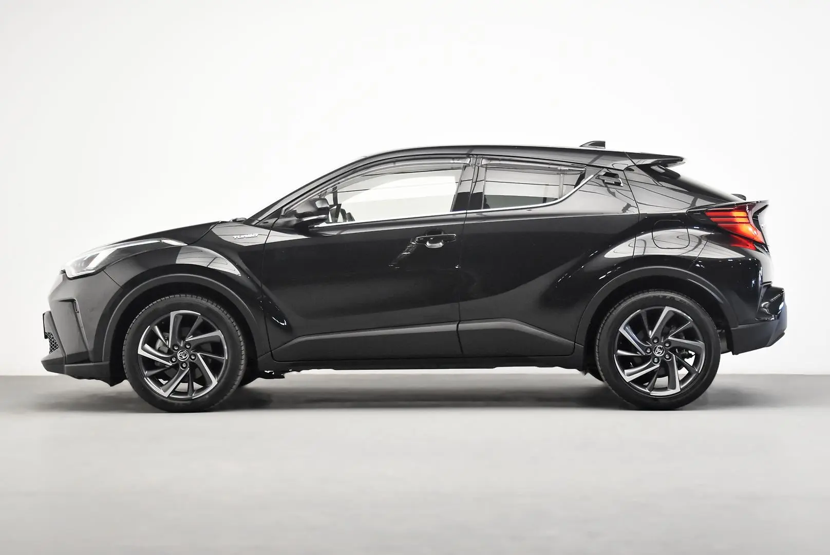 2022 Toyota C-HR Gallery Image 4