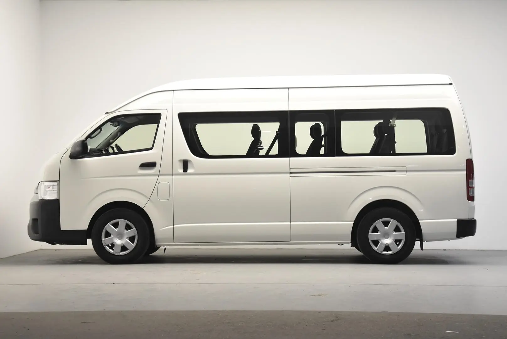 2017 Toyota Hiace Gallery Image 4