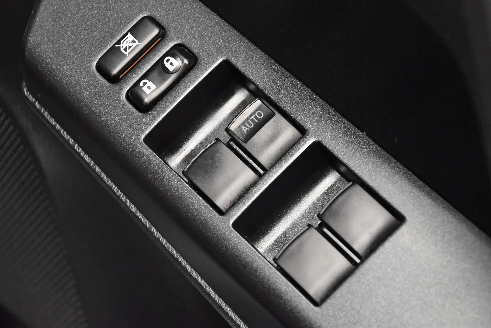 2018 Toyota RAV4 Gallery Image 9