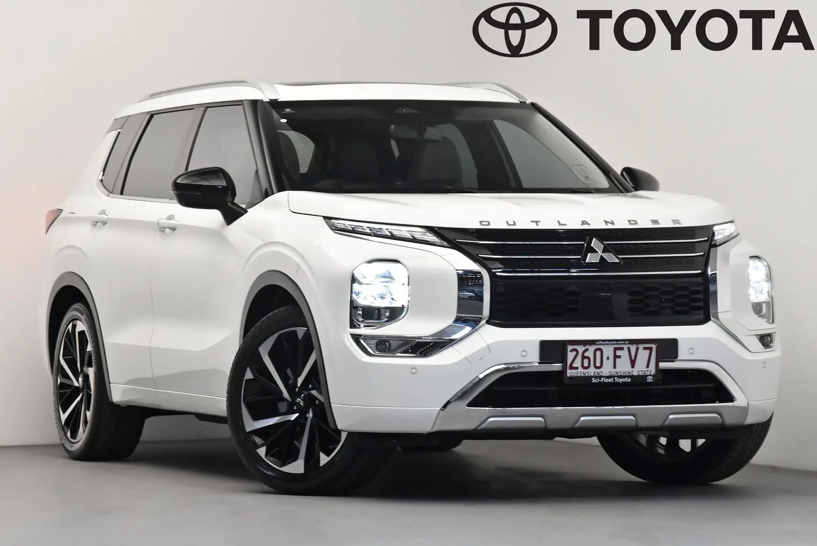 2022 Mitsubishi Outlander Gallery Image 1