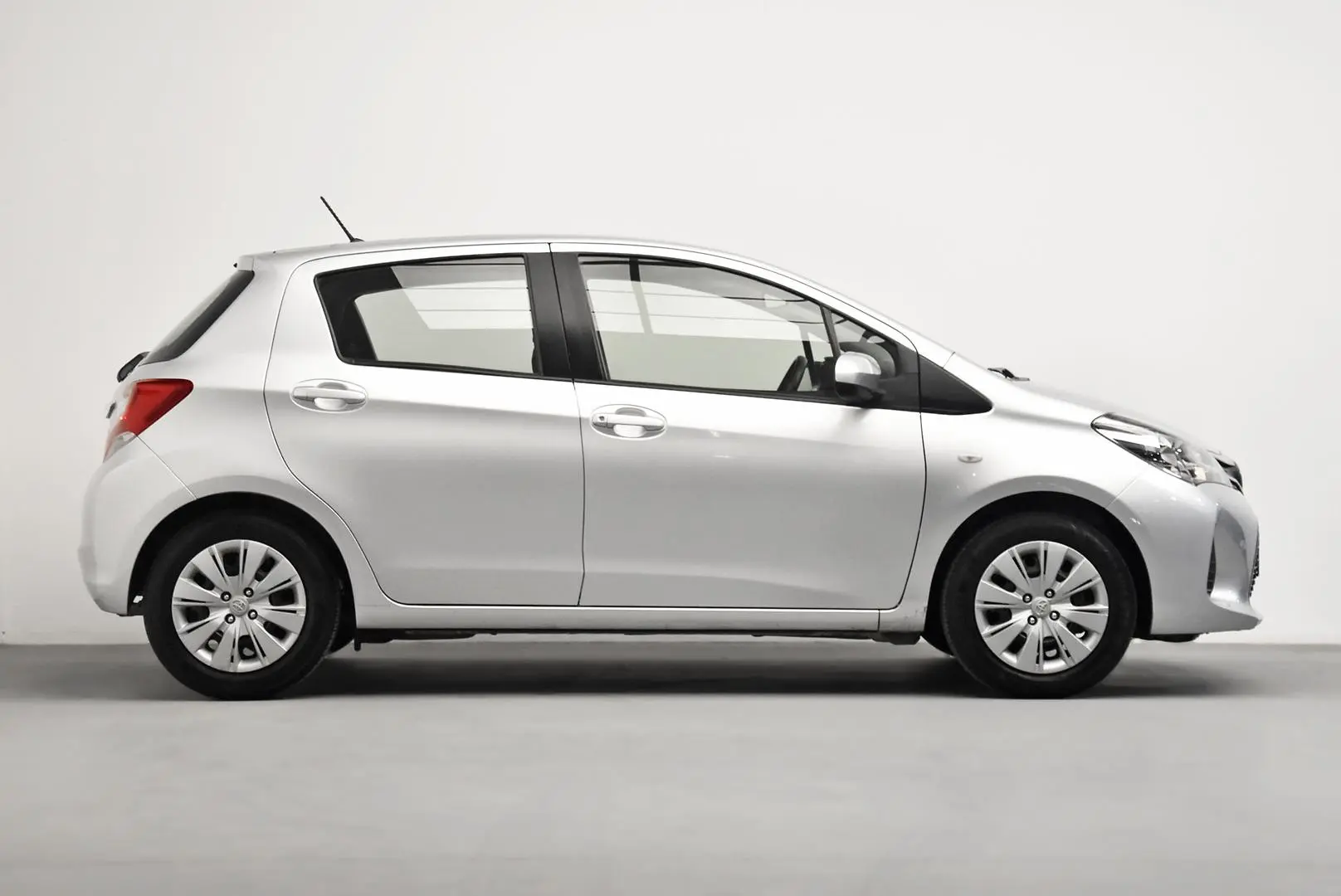 2015 Toyota Yaris Gallery Image 3