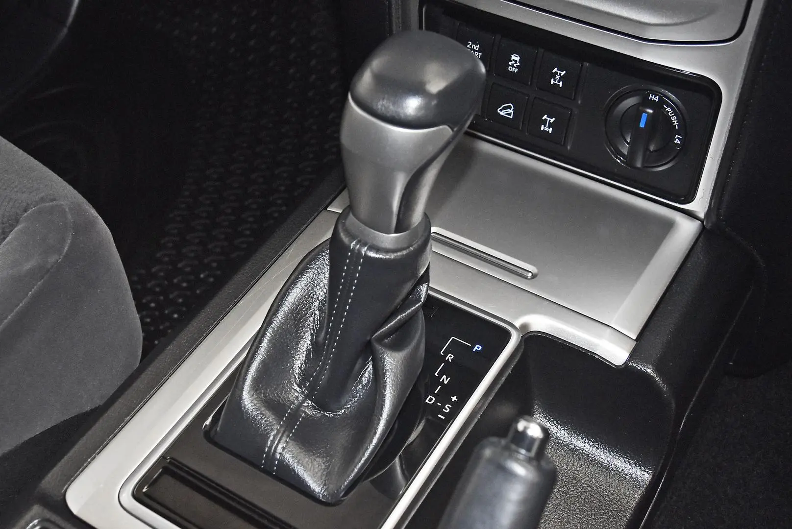 2023 Toyota Landcruiser Prado Gallery Image 12