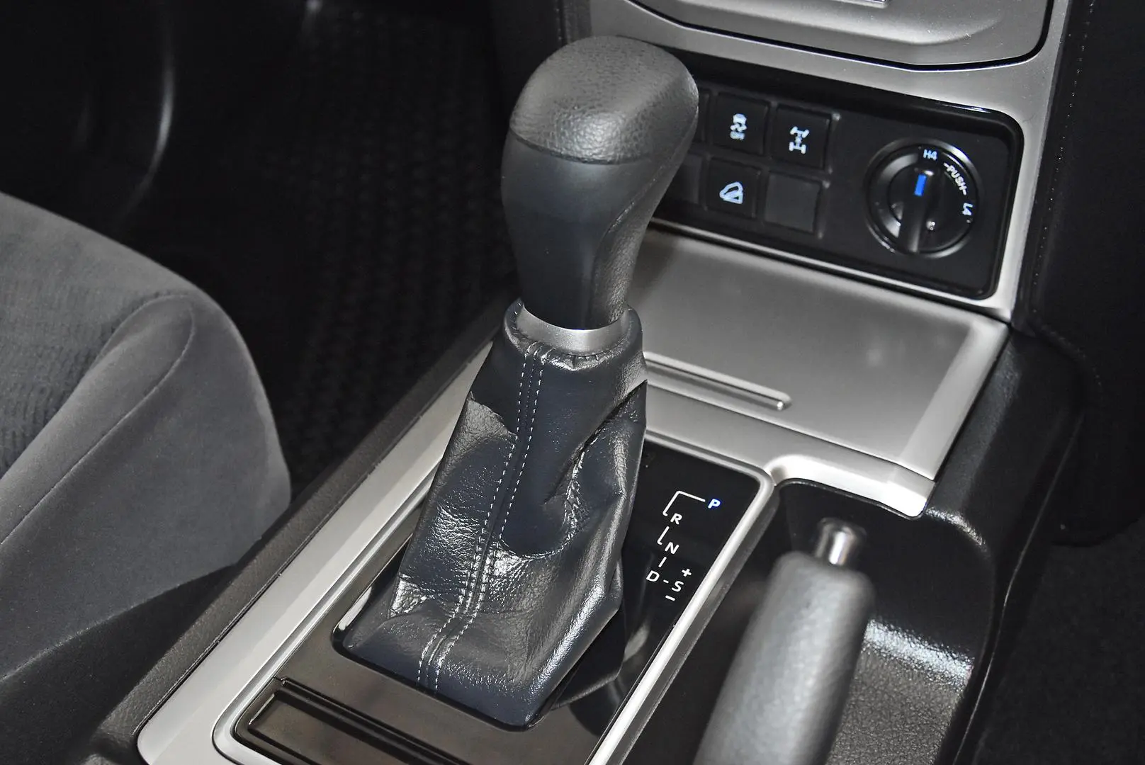 2023 Toyota Landcruiser Prado Gallery Image 12