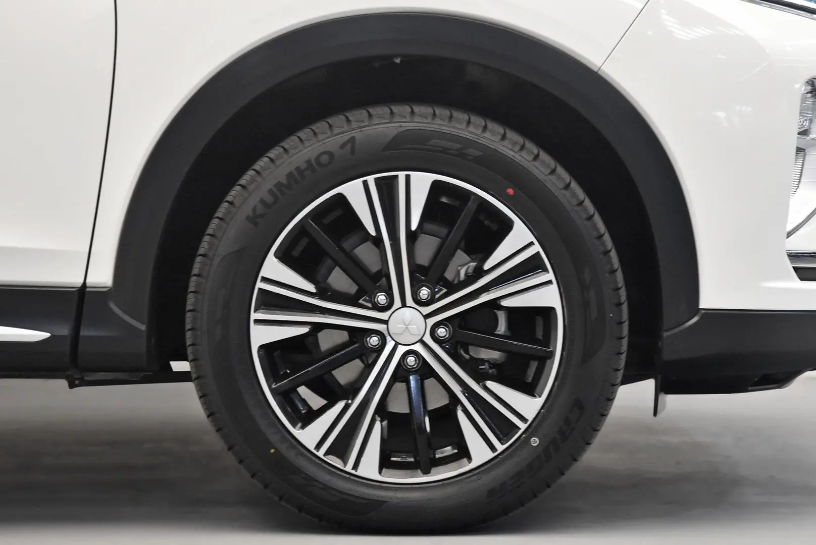 2018 Mitsubishi Eclipse Cross Gallery Image 23