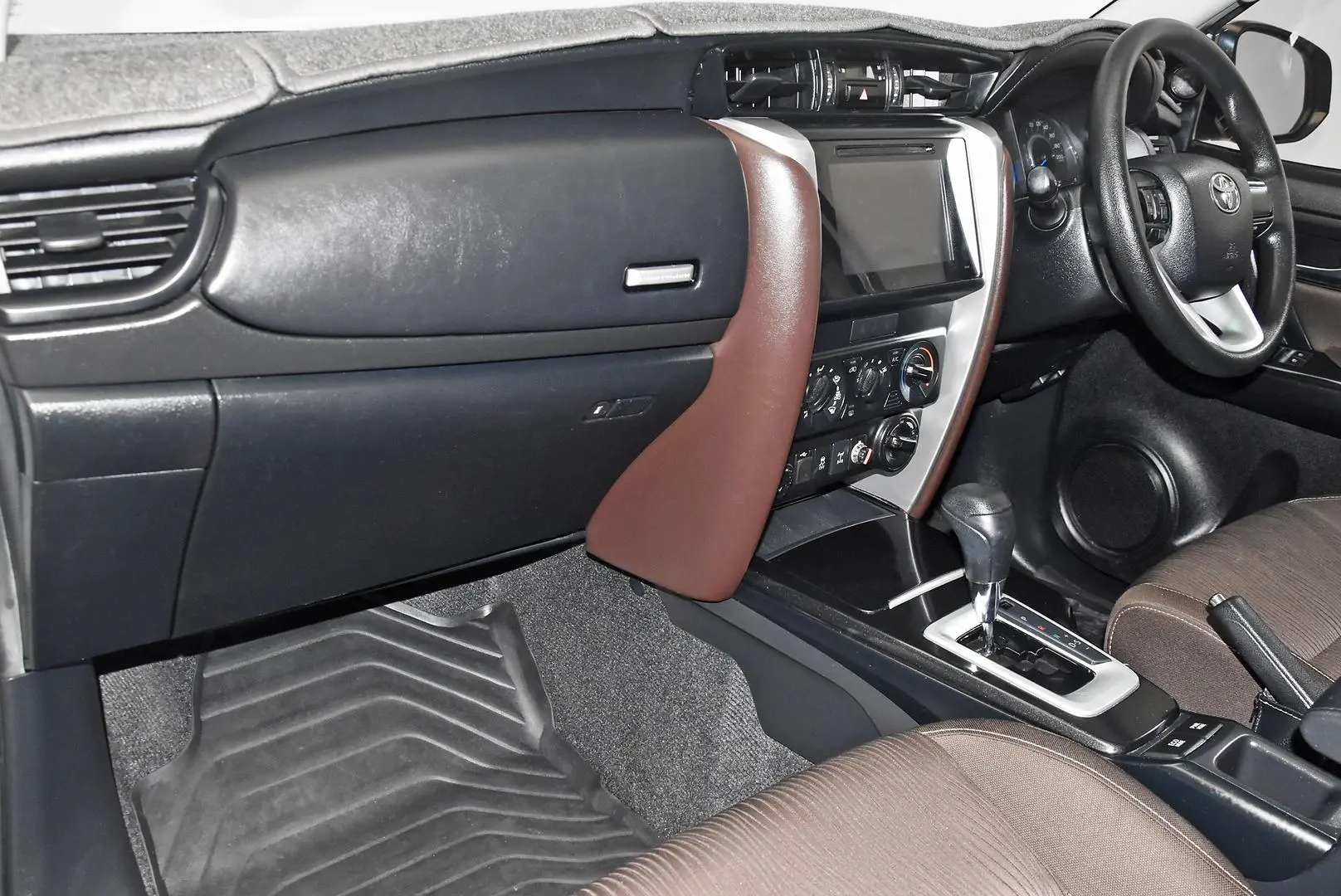 2016 Toyota Fortuner Gallery Image 15