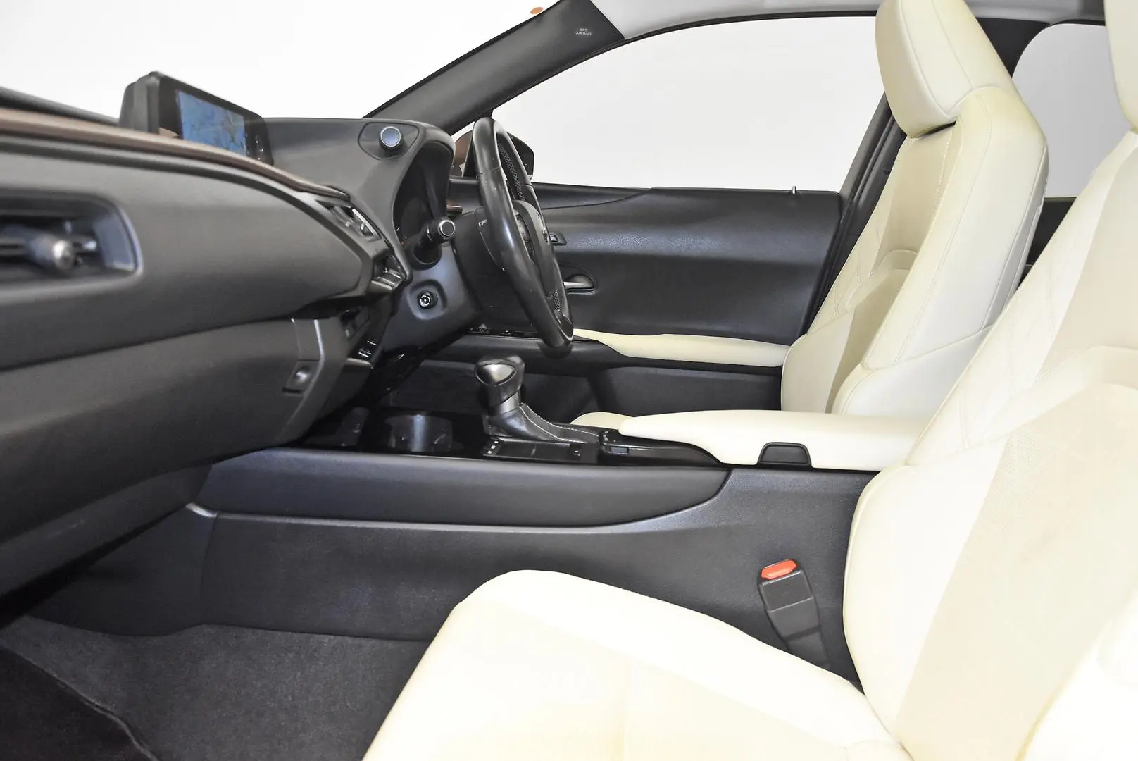 2019 Lexus UX Gallery Image 17