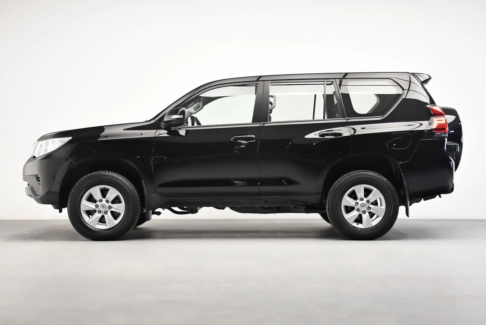 2023 Toyota Landcruiser Prado Gallery Image 4