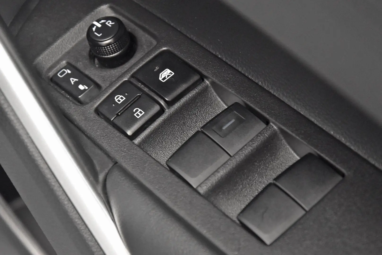 2025 Toyota Corolla Cross Gallery Image 10