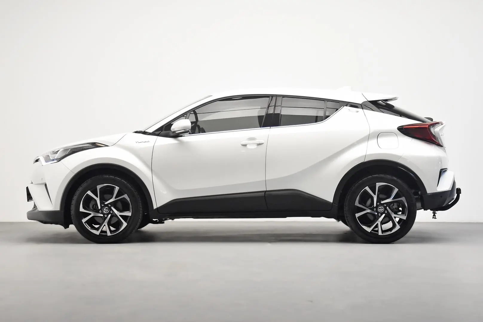 2018 Toyota C-HR Gallery Image 4