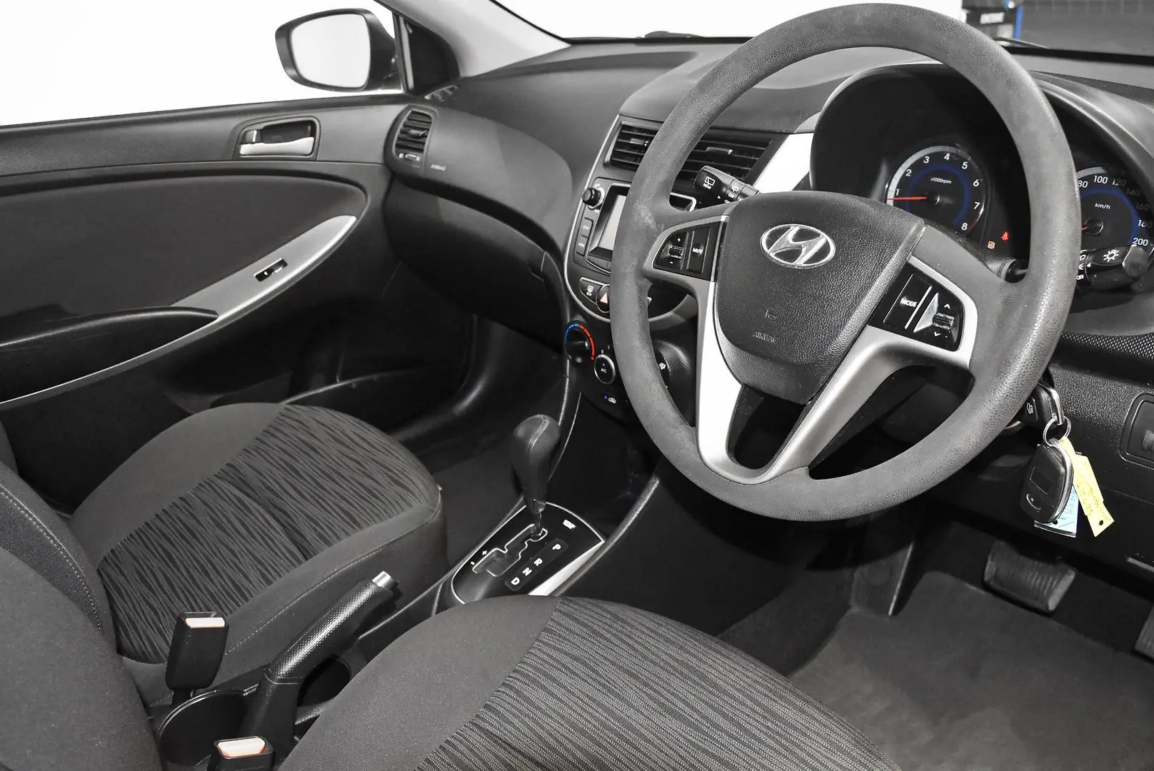 2016 Hyundai Accent Gallery Image 8