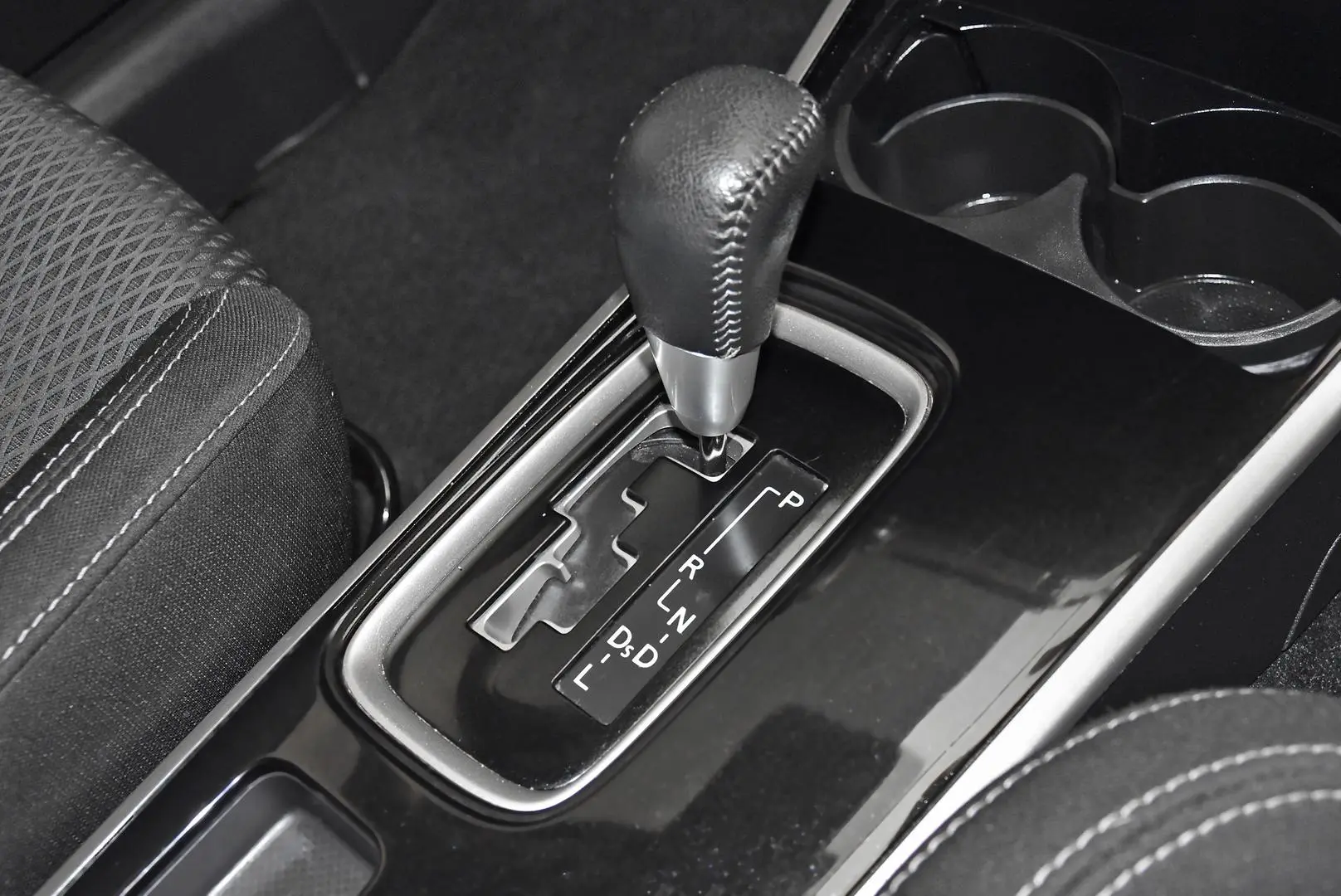 2019 Mitsubishi Outlander Gallery Image 13