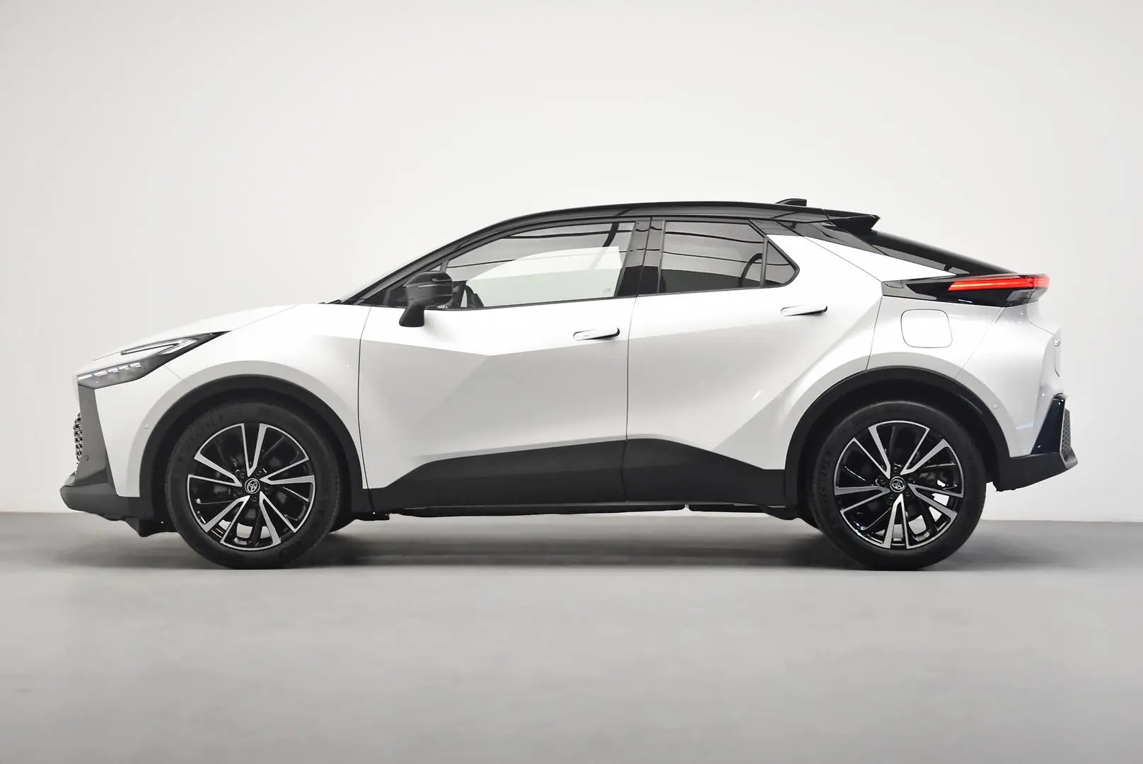 2023 Toyota C-HR Gallery Image 4