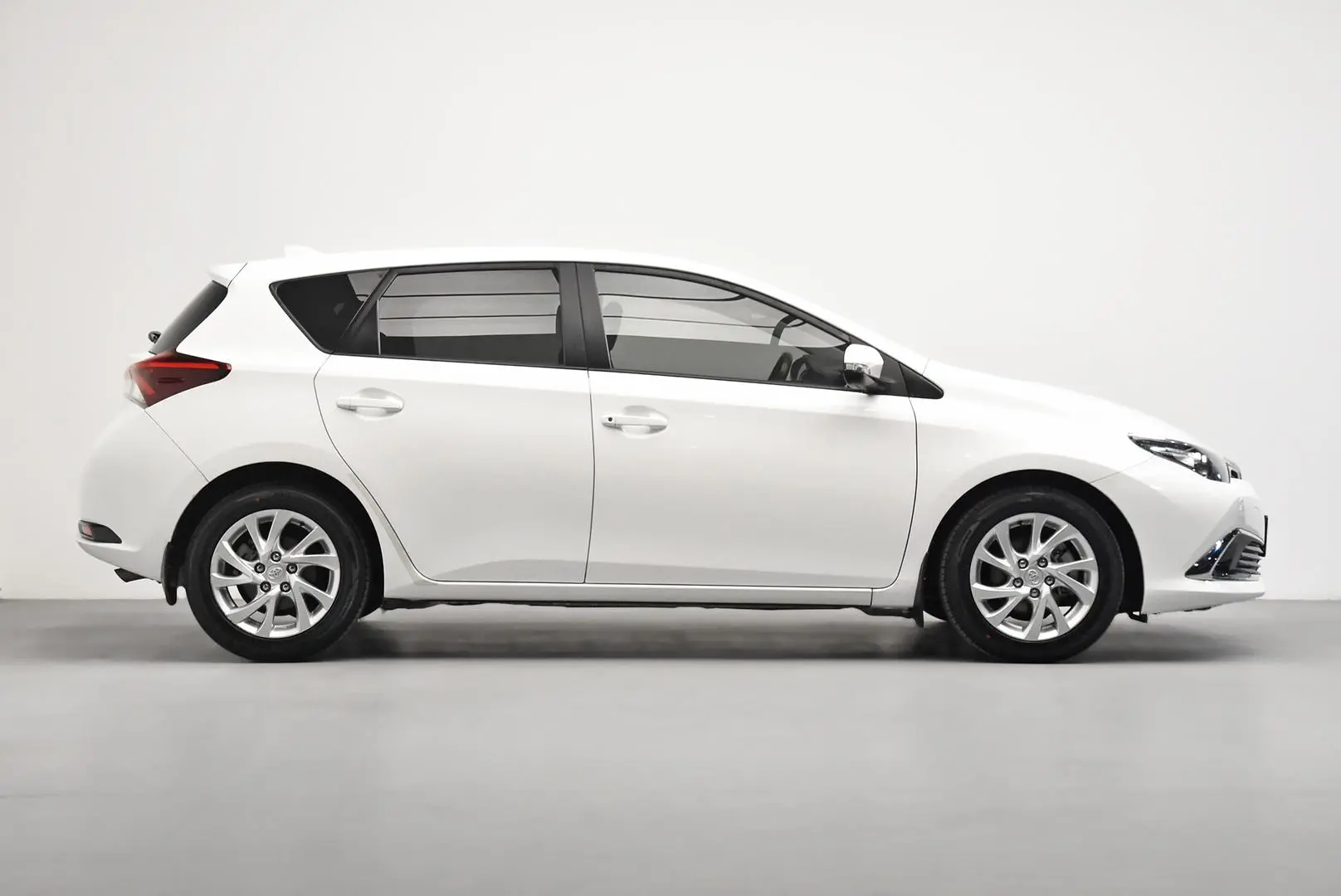 2015 Toyota Corolla Gallery Image 3