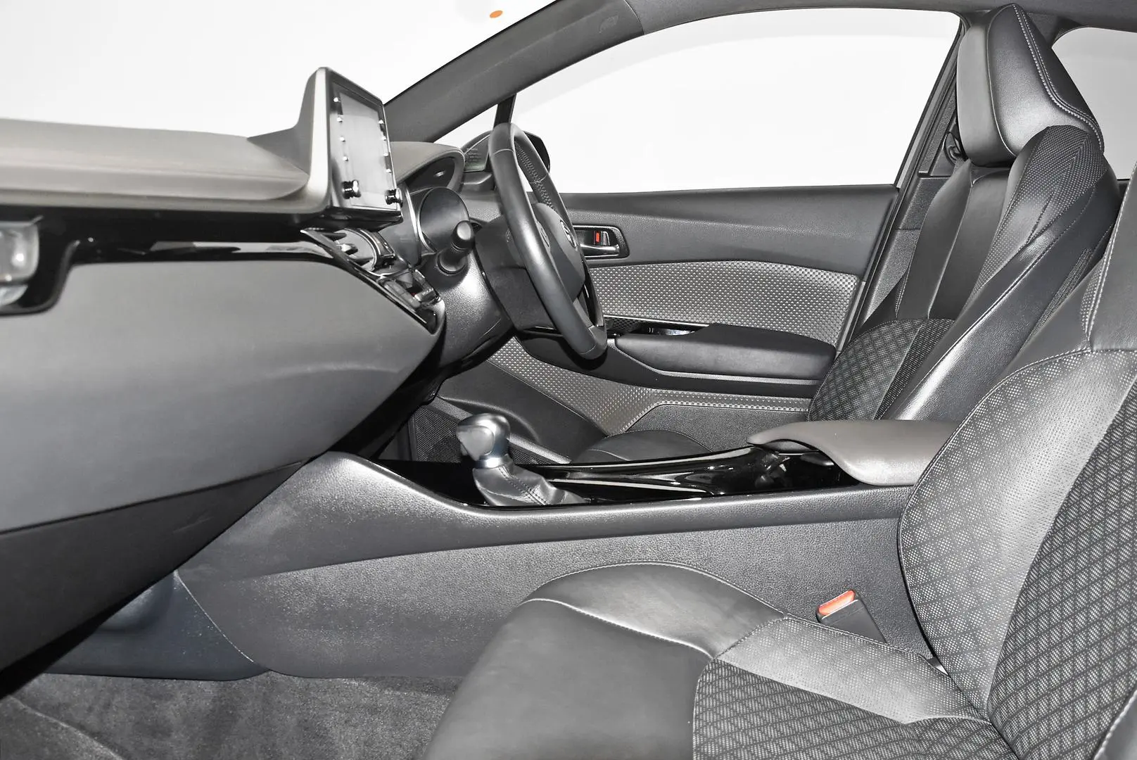 2022 Toyota C-HR Gallery Image 18