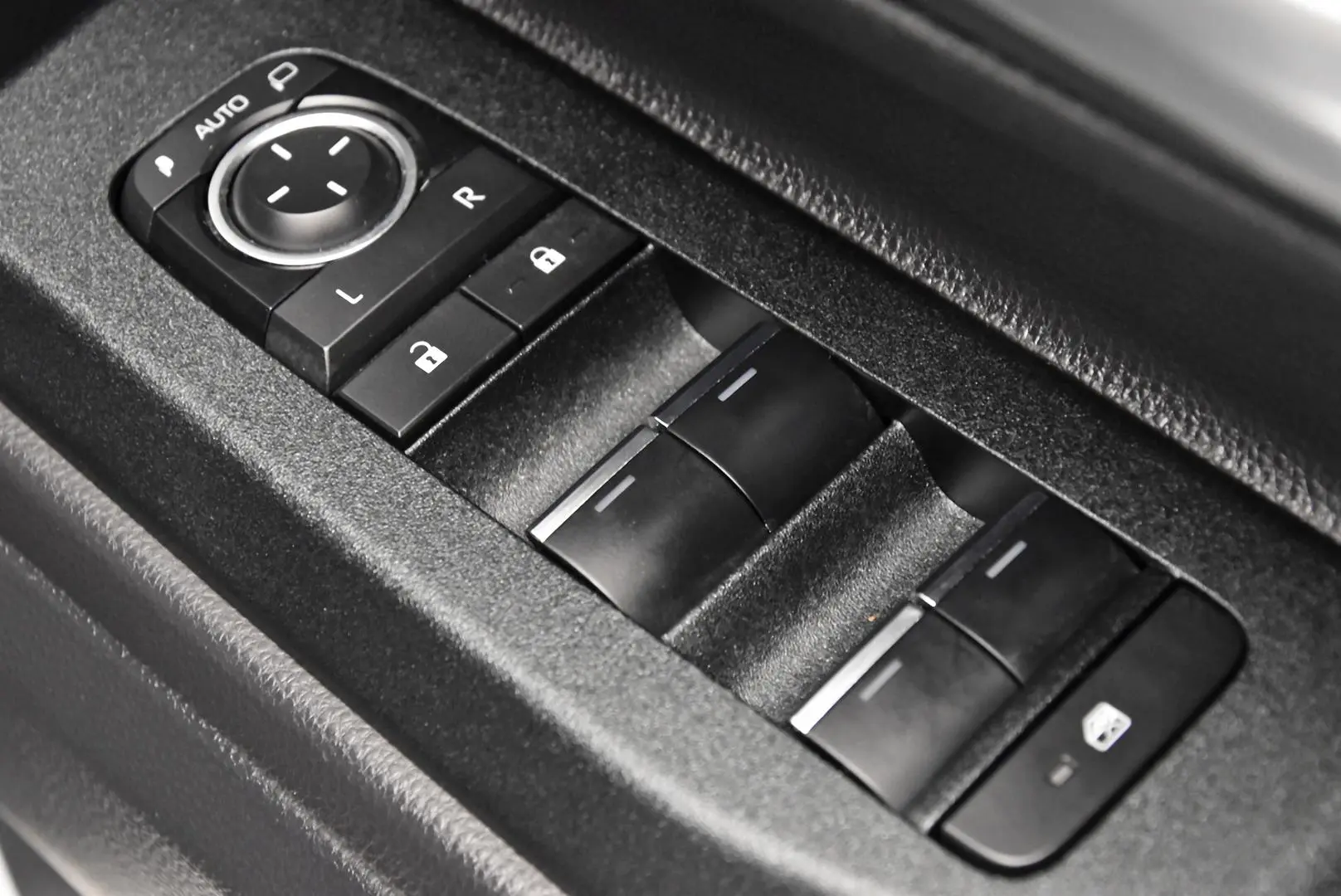 2025 Toyota Landcruiser Prado Gallery Image 9