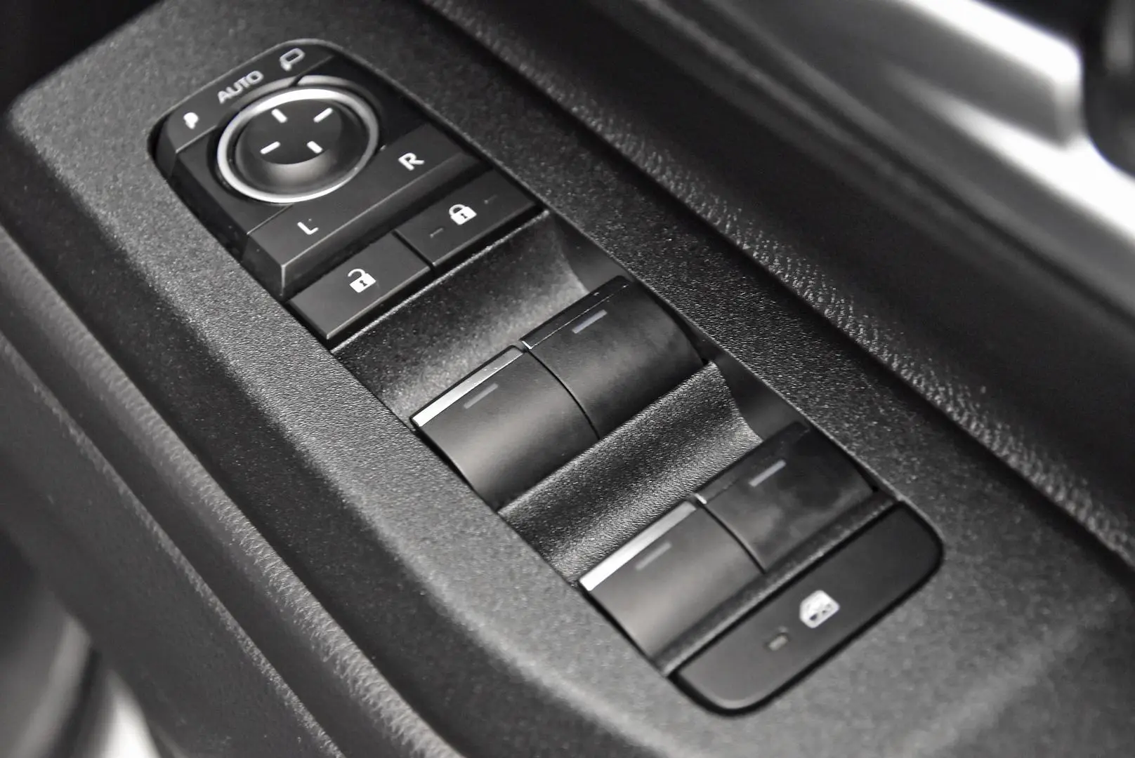 2024 Toyota Landcruiser Prado Gallery Image 9